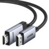 Na zdjęciu widoczny jest pleciony kabel z dwoma różnymi wtykami, z których jeden to HDMI, a drugi to DisplayPort. Na obu końcówkach znajduje się napis "UGREEN".
