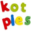 Kolorowe, drewniane litery układają się w słowa "kot" i "pies". Litery są w kolorach czerwonym, zielonym, niebieskim i żółtym.