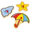Na zdjęciu znajdują się trzy drewniane elementy układanki: chmura z uśmiechem, żółta gwiazda z twarzą oraz kolorowy parasol. Każdy element ma czerwony uchwyt ułatwiający podnoszenie.