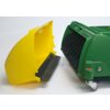 Zamiatarka ROLLY TOYS RollyTrac z klapką John Deere przedstawia zieloną obudowę z czarną szczotką oraz oddzieloną żółtą klapkę z czarną gumową listwą. Produkt posiada kółko obrotowe i metalowy element mocujący.
