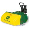 Zamiatarka w kolorach zielonym i żółtym z widocznym logo "John Deere" na przedniej części. Produkt posiada uchwyt i kółka, a na górnej powierzchni znajduje się napis "Rolly Toys".