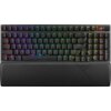Czarna klawiatura mechaniczna z podświetleniem RGB, posiadająca pełny układ klawiszy oraz dodatkowe przyciski numeryczne po prawej stronie. Na klawiaturze widoczne jest logo "ROG" w prawym górnym rogu oraz na podkładce pod nadgarstki.