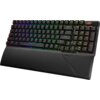 Czarna klawiatura mechaniczna z podświetleniem RGB, posiadająca klawisze z wyraźnie widocznymi oznaczeniami liter i cyfr. Na dolnej części klawiatury widoczne jest logo "ROG".
