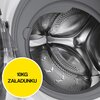 Obraz przedstawia wnętrze bębna pralki z widocznymi metalowymi elementami i perforacjami. Na żółtym tle znajduje się napis "10KG ZAŁADUNKU", wskazujący na pojemność pralki.