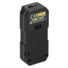 Czarny dalmierz laserowy z widocznymi oznaczeniami: "CE", symbolem lasera, "Dalmierz laserowy 3V DC", "MC0932", "635 nm <1 mW", "2 x AAA", oraz informacjami o producencie i normach. Na urządzeniu znajdują się również symbole ostrzegawcze i numer partii.