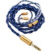 Na zdjęciu widoczny jest spleciony niebieski kabel słuchawek dokanałowych z pozłacanym wtykiem, na którym znajduje się napis "MOONDROP". Kabel zakończony jest dwoma złączami z metalowymi obudowami w kolorze złotym.