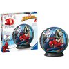 Pudełko z puzzlami 3D przedstawia kolorową grafikę z postacią Spider-Mana oraz napis "3D Puzzle" i "Marvel Spider-Man". Obok pudełka znajduje się złożona kula z puzzli z podobnym motywem, umieszczona na czarnej podstawce, a na pudełku widnieje logo "Raven