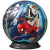Na zdjęciu znajduje się kulisty model puzzli 3D z motywem Spider-Mana, przedstawiający postacie w dynamicznych pozach na tle miejskich budynków. Produkt składa się z 73 elementów i jest umieszczony na czarnej podstawce.