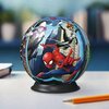 Na zdjęciu znajduje się kulisty model puzzli 3D z motywem Spider-Mana, przedstawiający postacie z komiksu na tle miejskiej scenerii. Produkt składa się z 73 elementów i jest umieszczony na czarnej podstawce, obok której leży ołówek.