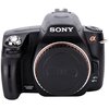 Aparat fotograficzny z widocznym logo "SONY" na górze, z przodu zamontowany jest dekielek z oznaczeniem "S/M". Na korpusie aparatu widoczne są napisy "SteadyShot INSIDE" oraz przełącznik "AF/MF".