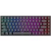 Czarna klawiatura mechaniczna z podświetleniem RGB, ukazująca różnokolorowe efekty świetlne na klawiszach. Widoczne są standardowe klawisze alfanumeryczne oraz dodatkowe funkcje multimedialne na górnym rzędzie.