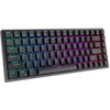 Na zdjęciu znajduje się czarna klawiatura mechaniczna z podświetleniem RGB, z widocznymi klawiszami oznaczonymi literami, cyframi oraz symbolami. Klawisze funkcyjne F1-F12 mają dodatkowe ikony, a klawisze strzałek są umieszczone w dolnym prawym rogu.