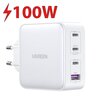 Biała ładowarka sieciowa z logo "UGREEN" posiada cztery porty: trzy USB-C oznaczone jako USB-C1, USB-C2, USB-C3 oraz jeden USB-A. Nad ładowarką widnieje czerwony napis "100W" z symbolem błyskawicy.