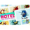 Na zdjęciu widoczna jest kolorowa karta z ilustracją niebieskiego owada trzymającego aparat fotograficzny. Obok karty znajduje się napis "HOTEL POD PAJĘCZĄ SIECIĄ" na tle w odcieniach zieleni i różu.