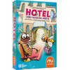 Pudełko gry karcianej "Hotel pod Pajęczą siecią" przedstawia kolorową ilustrację z owadami wchodzącymi do hotelu. Na opakowaniu widnieje tekst: "Autorzy: Dennis Kirps, Christian Kruchten, Ilustracje: Gediminas Akelaitis", a także logo "muduko" i oznaczeni