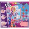 Zestaw kreatywny DIAMOND DOTZ Dotzies My Little Pony Activity Set 018-DTZ10009 zawiera kolorowe koraliki, narzędzie do aplikacji, naklejki oraz bransoletki z motywami My Little Pony. Na opakowaniu widnieje napis "My Little Pony Dotzies It's Sparkle Time!"