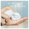 Na zdjęciu widoczne są dłonie aplikujące biały żel do golenia na otwartą dłoń, z tekstem "do skóry wrażliwej" w tle. Produkt ma biały dozownik, a w tle widać rozmyte, jasne tło.