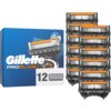 Na zdjęciu widoczny jest niebieski karton z napisem "Gillette ProGlide" oraz liczba "12" z ikoną ostrzy, obok którego znajduje się dwanaście wymiennych ostrzy do golarki ułożonych w stos. Na opakowaniu znajduje się również grafika przedstawiająca ostrze z