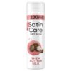 Biały pojemnik z różowym akcentem, na którym widnieje napis "200 ml Satin Care Dry Skin Shea Butter Silk". Na etykiecie znajduje się również grafika przedstawiająca orzechy shea na różowym tle.