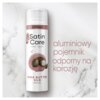 Na zdjęciu znajduje się biały pojemnik z napisem "Satin Care Dry Skin SHEA BUTTER SILK SHAVE GEL 200ml" oraz grafiką orzechów shea. Obok pojemnika widnieje tekst: "aluminiowy pojemnik odporny na korozję".