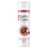 Biała puszka z żelem do golenia o pojemności 200 ml, z napisem "Satin Care Dry Skin" oraz "Shea Butter Silk Shave Gel". Na etykiecie widoczne są ilustracje orzechów shea na tle różowego pędzla.