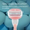 Na zdjęciu znajduje się różowa golarka z białymi elementami na tle niebieskich kształtów. Widoczny jest tekst: "Technologia SkinCushion™ pomaga chronić przed podrażnieniami po goleniu".