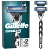 Opakowanie golarki z napisem "Gillette Mach3" oraz grafiką przedstawiającą golarkę i symbol piórka. Obok opakowania znajduje się golarka z wymiennym ostrzem oraz dwa dodatkowe ostrza.