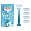 Na zdjęciu znajduje się opakowanie i golarka z napisem "Gillette Venus Smooth" oraz pięć dodatkowych wkładów. Na opakowaniu widnieje także napis "Skin Cushion" oraz symbol "1 + 5".
