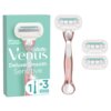 Na zdjęciu znajduje się opakowanie produktu "Gillette Venus Deluxe Smooth Sensitive" z napisem "Skin Cushion" oraz ilustracją golarki, obok której widoczna jest golarka i trzy wymienne ostrza. Na opakowaniu znajduje się także oznaczenie "1 + 3".
