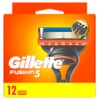 Pomarańczowe opakowanie ostrzy do golarki z widocznym logo "Gillette Fusion5" oraz ilustracją ostrza. Na dole opakowania znajduje się żółty pasek z liczbą "12" i ikoną przedstawiającą stos ostrzy.