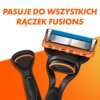 Na zdjęciu widoczne są ostrza do golarki z napisem "PASUJE DO WSZYSTKICH RĄCZEK FUSION5" na pomarańczowym tle. Ostrza mają pomarańczowe i czarne elementy oraz niebieski pasek na górze.