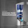 Na zdjęciu znajduje się niebiesko-srebrne opakowanie żelu do golenia z napisem "Gillette Series Shave Gel Cleansing with Charcoal". Obok produktu widnieje tekst: "Kompletna ochrona przed podrażnieniami".