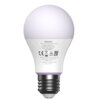 Na zdjęciu znajduje się inteligentna żarówka z widocznym napisem: "YEELIGHT Smart LED Bulb W4L (Multicolor) Model: YLQPD-0012 220-240V~50/60Hz 0.07A 806lm 1700K-6500K 13031/99999999". Widoczne są również symbole certyfikacji CE oraz inne oznaczenia, a także napis "Made in China".