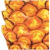 Zdjęcie przedstawia fragment materaca do pływania z wzorem przypominającym plastry pomarańczy w odcieniach pomarańczowym i żółtym, z ciemnymi konturami. Powierzchnia materaca jest błyszcząca, co sugeruje materiał odbijający światło.