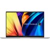 Laptop z wyświetlaczem OLED prezentuje kolorową grafikę z napisem "ASUS Vivobook" oraz logo "OLED". Obudowa laptopa jest srebrna, a na dolnej ramce ekranu widoczny jest napis "ASUS Vivobook".