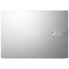 Przedstawiono srebrną pokrywę laptopa z widocznym logo "ASUS Vivobook" oraz napisami "#BeFearless #BeFabulous" i "Explore The Possibilities" na prostokątnym panelu. Powierzchnia jest gładka i jednolita, z delikatnym połyskiem.