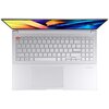Srebrny laptop z widoczną klawiaturą, touchpadem i częściowo otwartym ekranem, na którym widać kolorową grafikę z napisem "ASUS VivoBook". Na obudowie klawiatury znajduje się logo "harman/kardon".