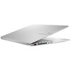 Srebrny laptop częściowo otwarty, ukazujący klawiaturę i porty boczne. Na obudowie widoczne jest logo "ASUS".