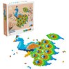 Na zdjęciu znajduje się pudełko z puzzlami "PLUS-PLUS Puzzle by Number" oraz ułożony z nich kolorowy wzór przypominający pawia. Na pudełku widoczny jest napis "PUZZLE BY NUMBER" oraz ilustracja przedstawiająca gotowy wzór z puzzli.