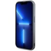 Etui na telefon pokryte jest srebrnymi cekinami, które tworzą błyszczącą powierzchnię. Na dole etui znajduje się złote logo z napisem "Guess".