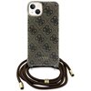 Brązowe etui na telefon z wzorem 4G i logo "GUESS" na dole, przeznaczone do Apple iPhone 15. Do etui dołączony jest brązowy sznurek z metalowymi końcówkami.
