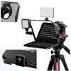 Na zdjęciu znajduje się teleprompter zamontowany na aparacie fotograficznym, ustawiony na statywie. Na ekranie telepromptera widoczny jest tekst: "Thank you for c... Ulanzi. The teleprom... the problem of The... to solve the trouble o... when you are shoo