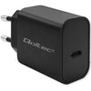 Czarna ładowarka sieciowa z napisem "Qoltec" na boku, wyposażona w port USB-C. Wtyczka ma dwa metalowe bolce.