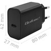 Czarna ładowarka sieciowa z logo "Qoltec" posiada wymiary 42 mm x 27 mm x 80 mm oraz port USB-C. Produkt ma dwa metalowe bolce do podłączenia do gniazdka elektrycznego.