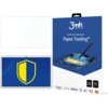 Opakowanie produktu "3mk Protection Paper Feeling" z grafiką tabletu i rysika na niebieskim tle, obok widoczna jest folia ochronna oraz tablet z żółto-niebieską tarczą na ekranie. Na dole opakowania znajdują się logotypy certyfikatów i nagród, w tym PZH i