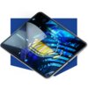 Na zdjęciu widoczny jest tablet z nałożoną folią ochronną, na ekranie którego wyświetlany jest kolorowy, abstrakcyjny wzór z dominującymi odcieniami niebieskiego i żółtego. Folia jest częściowo uniesiona, co podkreśla jej przezroczystość i dopasowanie do 