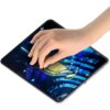 Na zdjęciu widać dłoń dotykającą ekran tabletu, na którym wyświetlany jest kolorowy, abstrakcyjny wzór. Produkt to folia ochronna 3MK Paper Feeling do Alcatel Tab 1T 7 (2 szt.).
