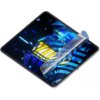 Na zdjęciu widoczny jest tablet z nałożoną folią ochronną, która jest częściowo odklejona, ukazując kolorowy, abstrakcyjny wzór na ekranie. Folia ma przezroczystą strukturę, a na ekranie dominują niebieskie i żółte barwy.