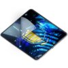 Na zdjęciu widoczny jest tablet z nałożoną folią ochronną, która częściowo się odkleja, ukazując kolorowy, abstrakcyjny wzór na ekranie. Folia ma matowe wykończenie, co sugeruje właściwości antyrefleksyjne.