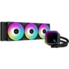 Na zdjęciu znajduje się chłodzenie wodne z trzema wentylatorami o podświetleniu RGB oraz blok wodny z logo producenta. Produkt ma czarną obudowę i elastyczne przewody.